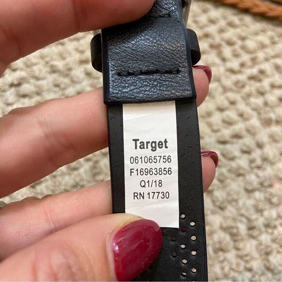 Lot of 6‎ Ladies Skinny Belts Various Styles Size Medium to Large - Picture 10 of 16